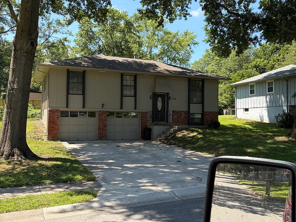 308 SW Sandstone Dr