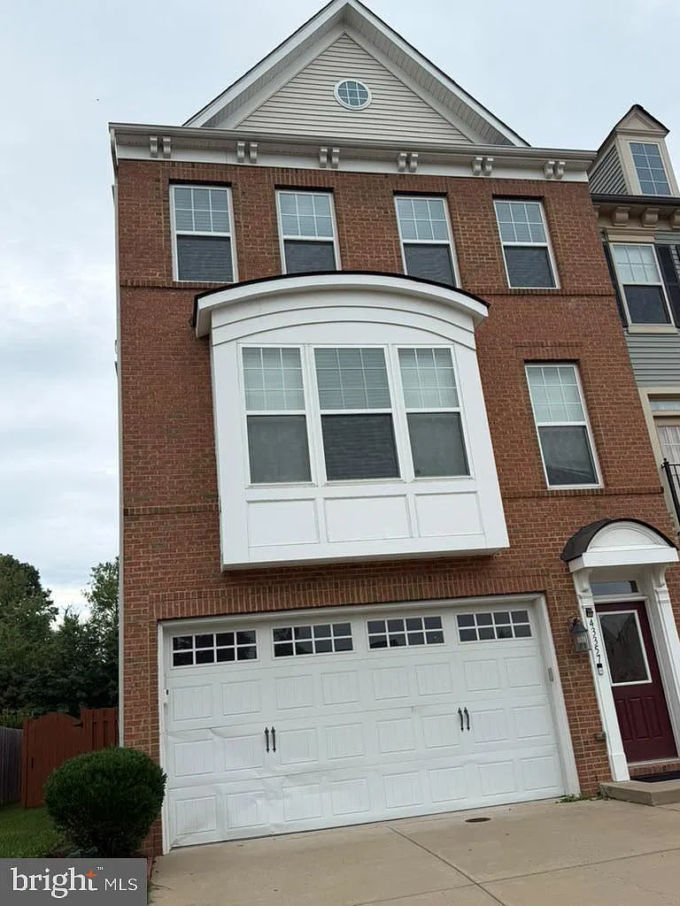 3 bed, 3.5 bath, 2850 sqft, $3,425 — Photo 2