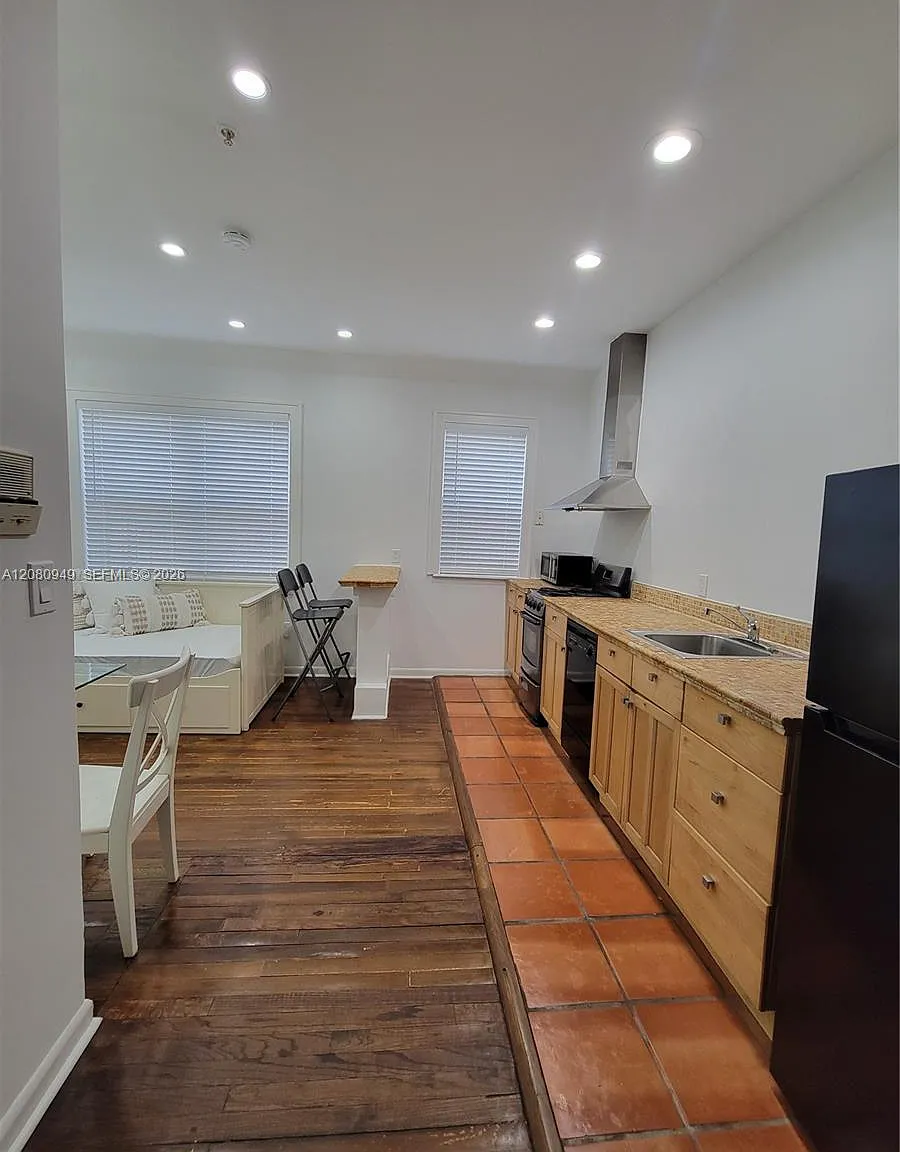 Hamilton Condo — Photo 4