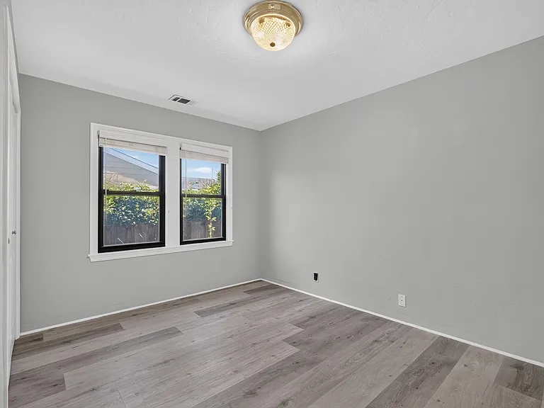 530 Irving Ave — Photo 22