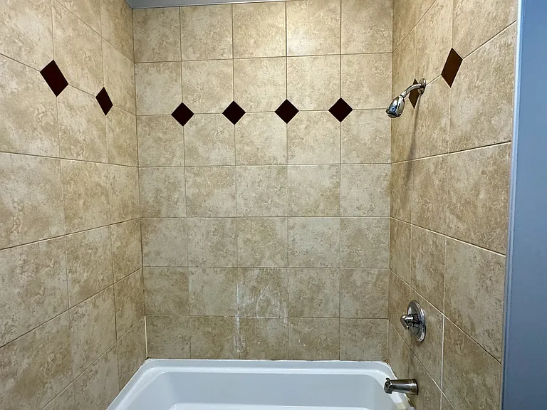 Bathroom tub/shower