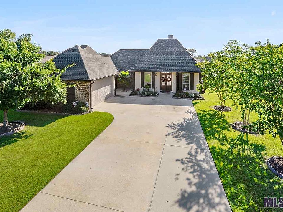 1st image of 377 Lakeshore Dr