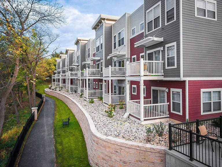 Mammoth Springs Apartments & Townhomes — Photo 28