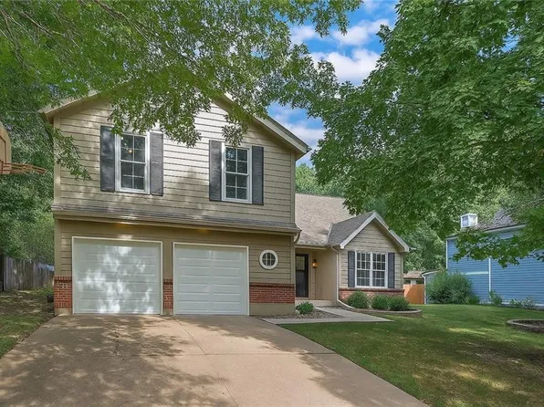 14820 S Brougham Dr, Olathe, KS 66062