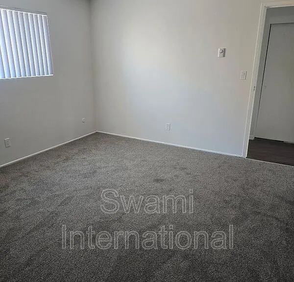 308 W Queen St #12 — Photo 9