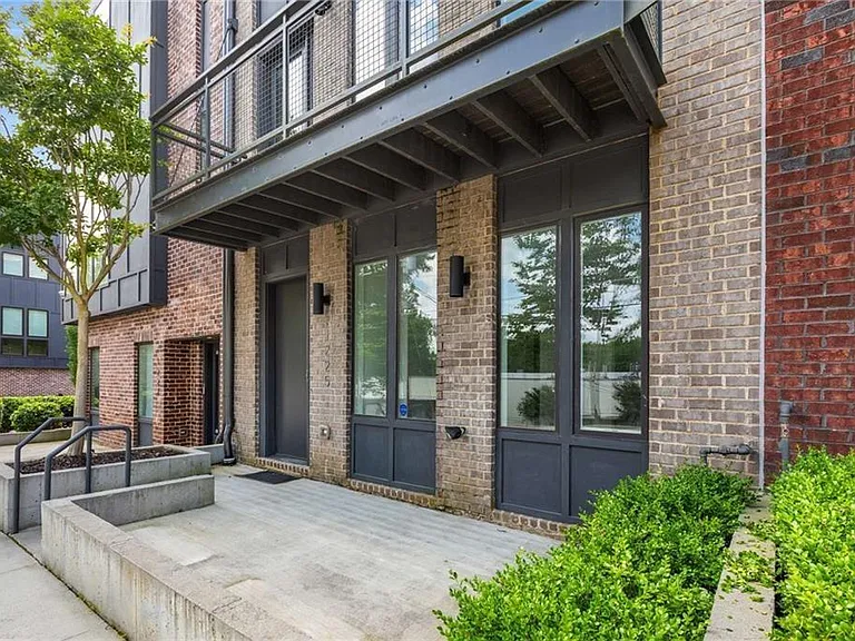 1225 Chelsea Cir NW — Photo 3
