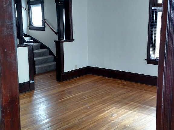 4th image of 673 Hyacinth Ave E