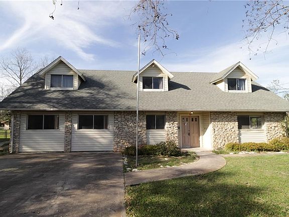 2nd image of 610 Lilac Dr