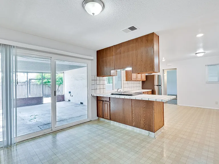6063 Pineland Ave — Photo 17