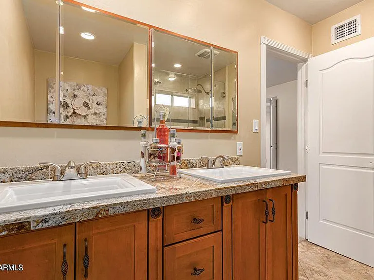 2705 W Summit Pl — Photo 5