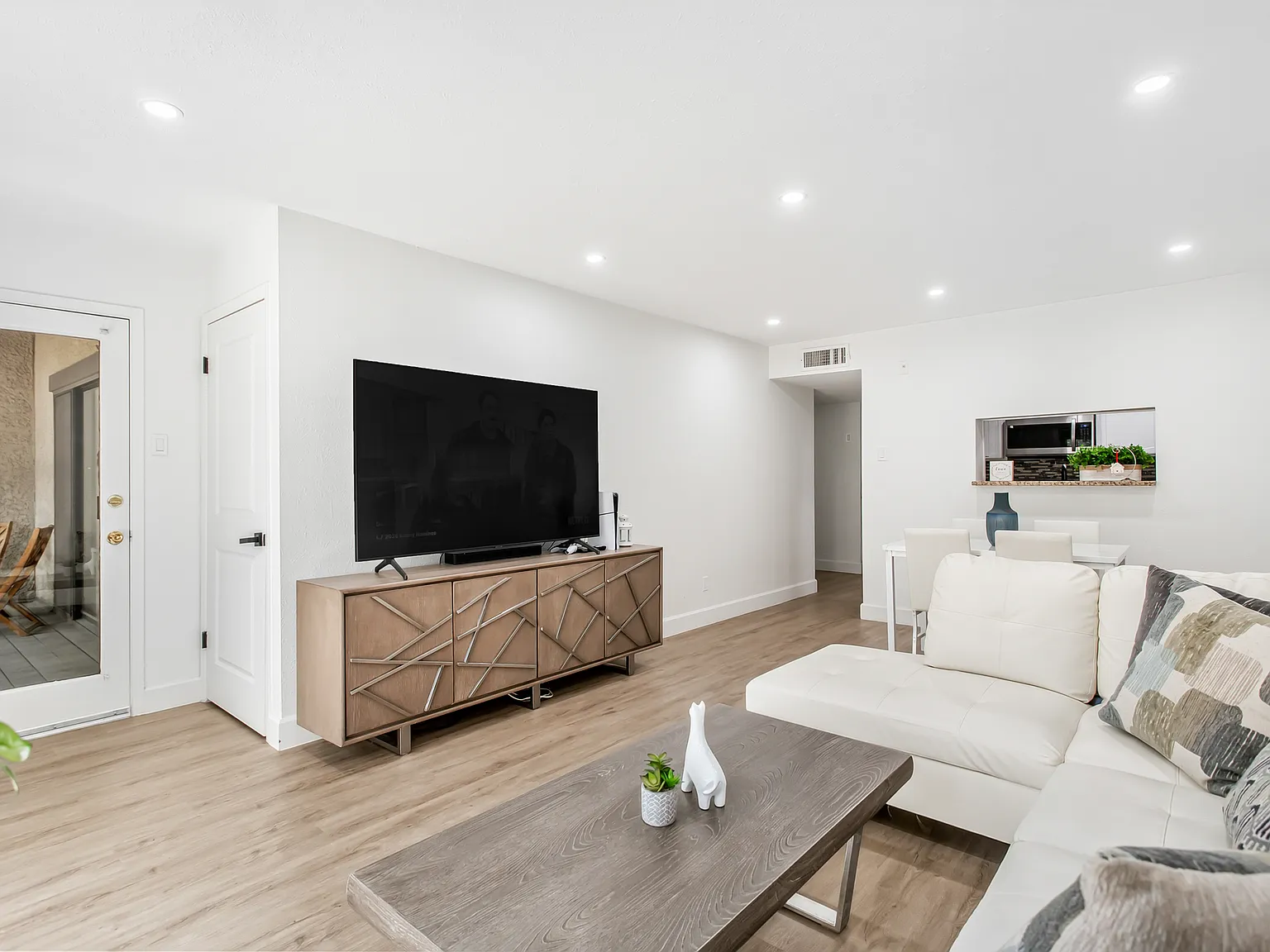 3 bed, 1357 sqft, $2,400 — Photo 1