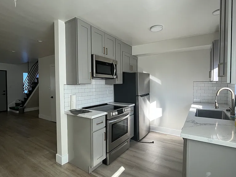6958 Woodman Ave #14 — Photo 5