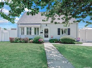 100 Old Oak Ln, Levittown, NY 11756
