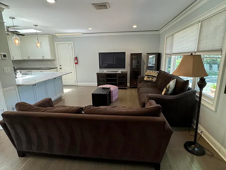 282 Lawrence Ave — Photo 4