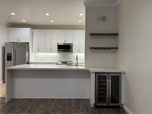 5th image of 625 S Berendo St APT 413