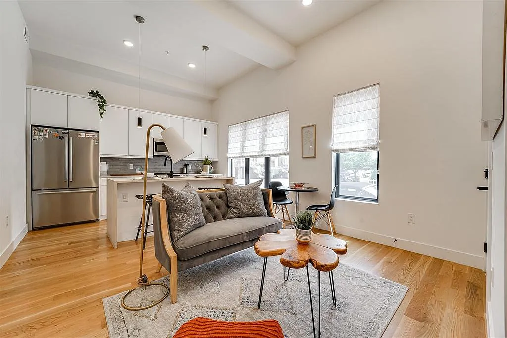 2 bed, 950 sqft, $3,300 — Photo 3