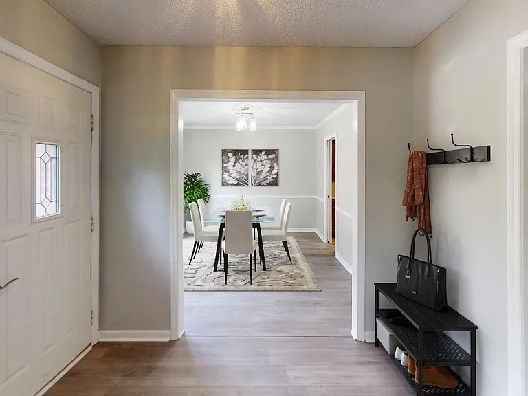 102 Montrose Dr — Photo 2