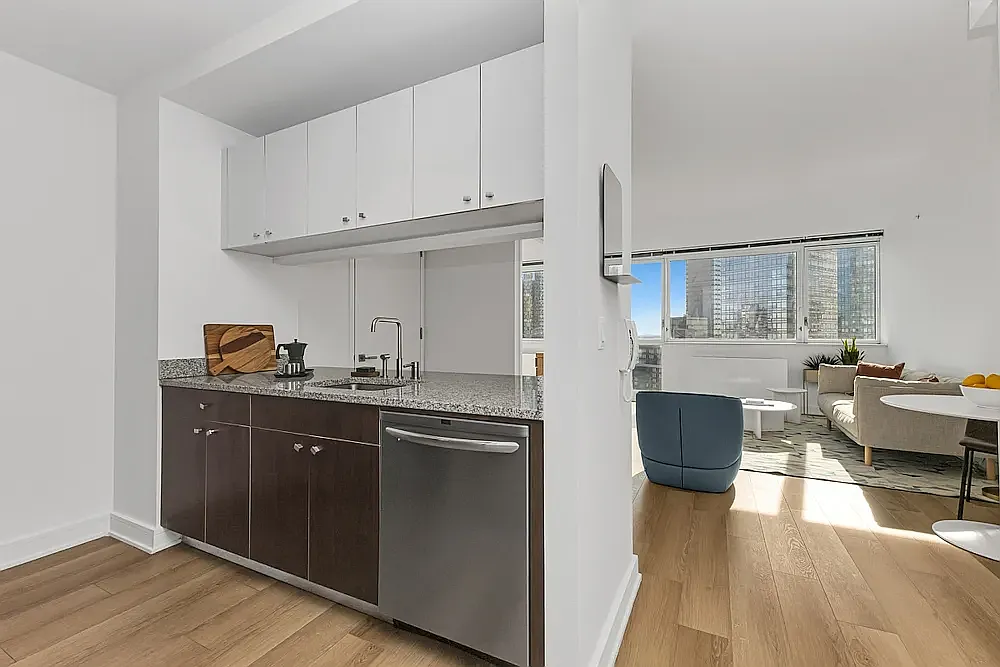 4310 Crescent St — Photo 1