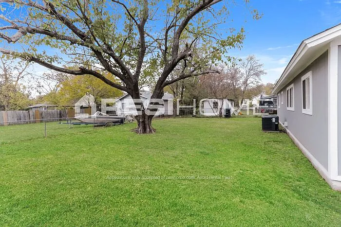 1507 Granbury St — Photo 13