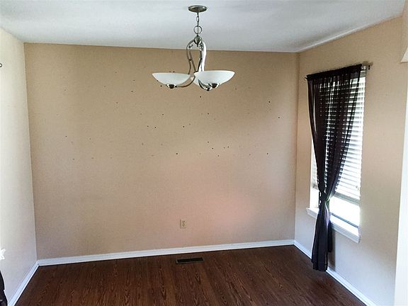5th image of 713 Shirley Ln