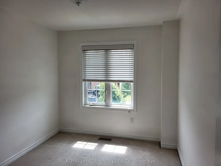 715 Agnew Cres #UPPER — Photo 20