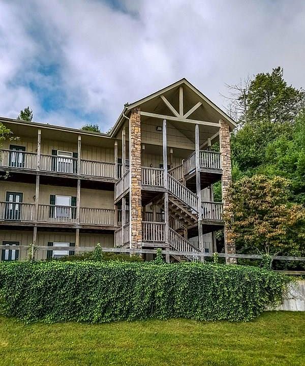 2nd image of 800 Meadowview Dr APT 17