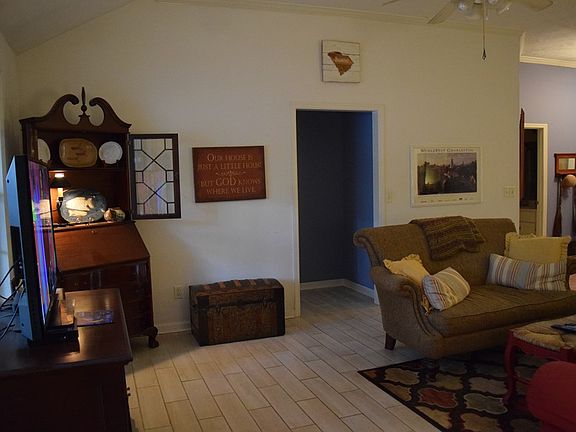 3rd image of 1213 Carriage Dr