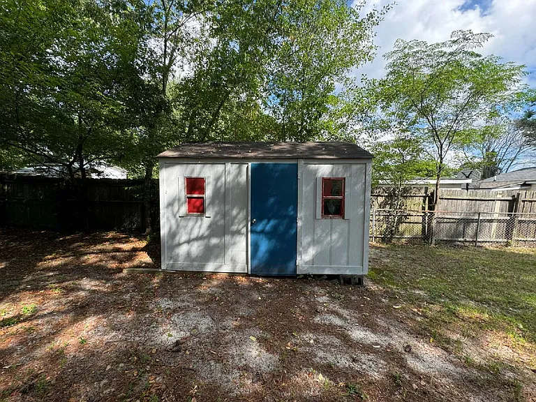 405 Laura Ct — Photo 17