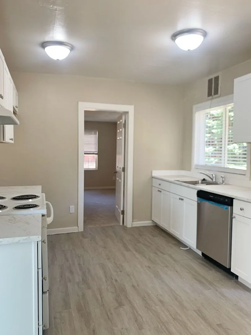 Remodeled 4 bed in Leschi — Photo 3