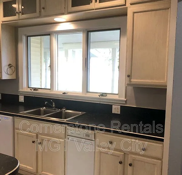 439 4th Ave SW — Photo 2