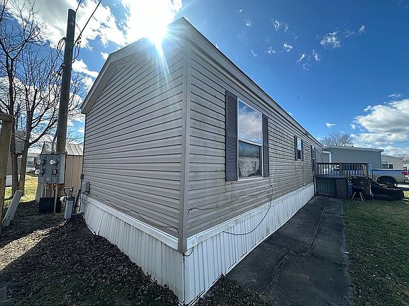 2nd image of 3600 Sheffield Ave #380