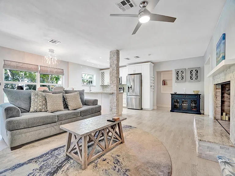 720 SW 11th Ct — Photo 1