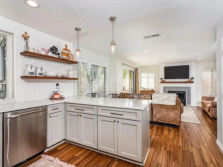 732 Mosaic Cir — Photo 3