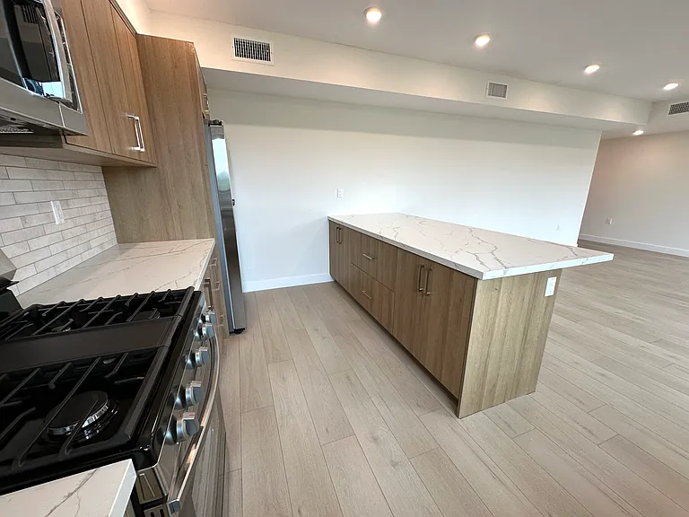 941 N Martel Ave #102 — Photo 18