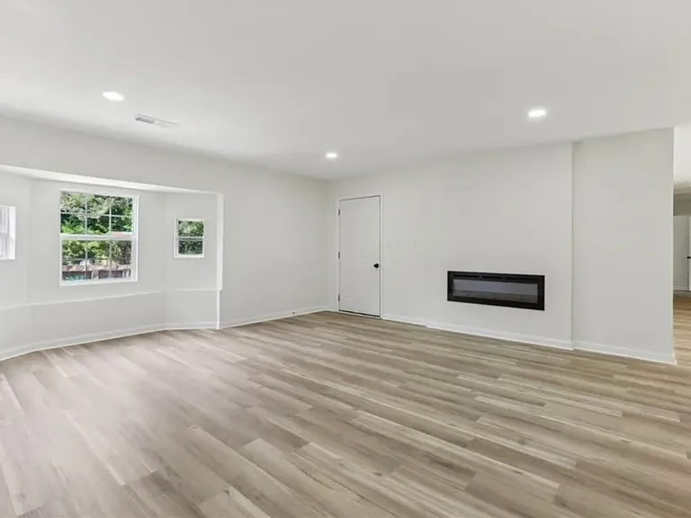 2744 Preston Dr — Photo 4
