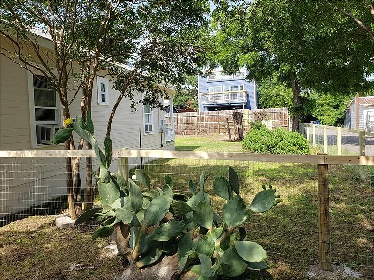 1405 Waller St — Photo 18
