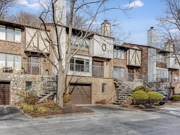 900 Valley Rd #B4 — Photo 1