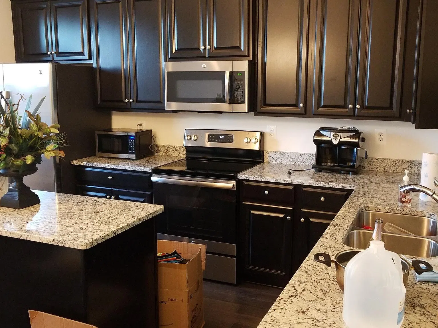 3 bed, 3.5 bath, 1956 sqft, $3,000 — Photo 2