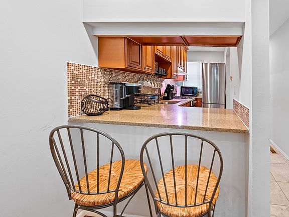 5th image of 49 Canoe Place Rd APT 312