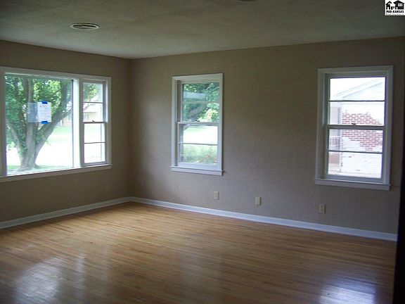 3rd image of 49 E 27th Ave