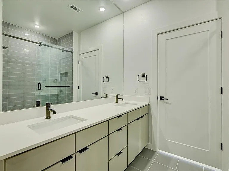 100 W Mockingbird Ln #403 — Photo 6