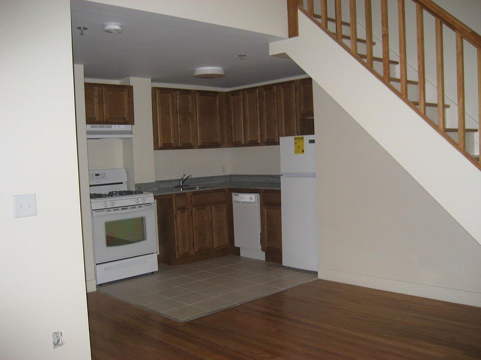 1st image of 70 Bank St Unit 4D