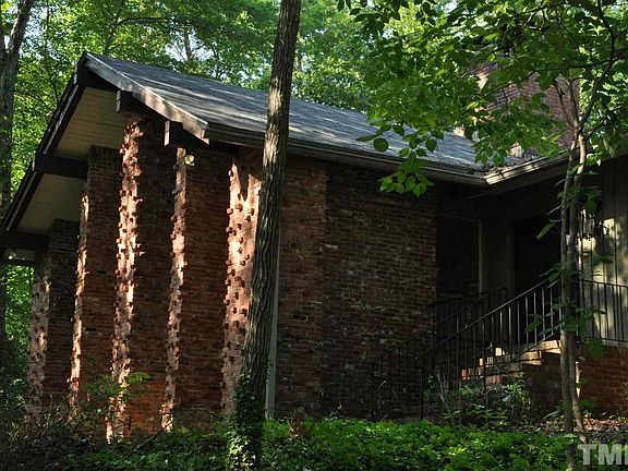 2nd image of 520 Lakeshore Ln