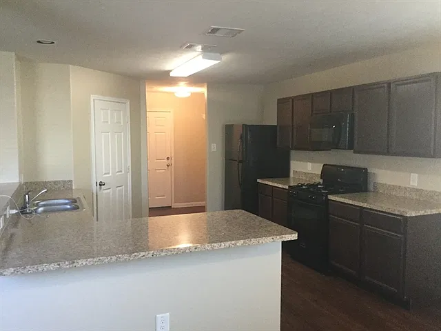 4 bed, 2.5 bath, 1847 sqft, $2,150 — Photo 2