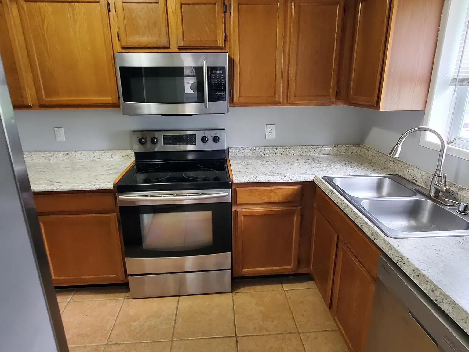 3 bed, 1.0 bath, 1578 sqft, $1,895 — Photo 4