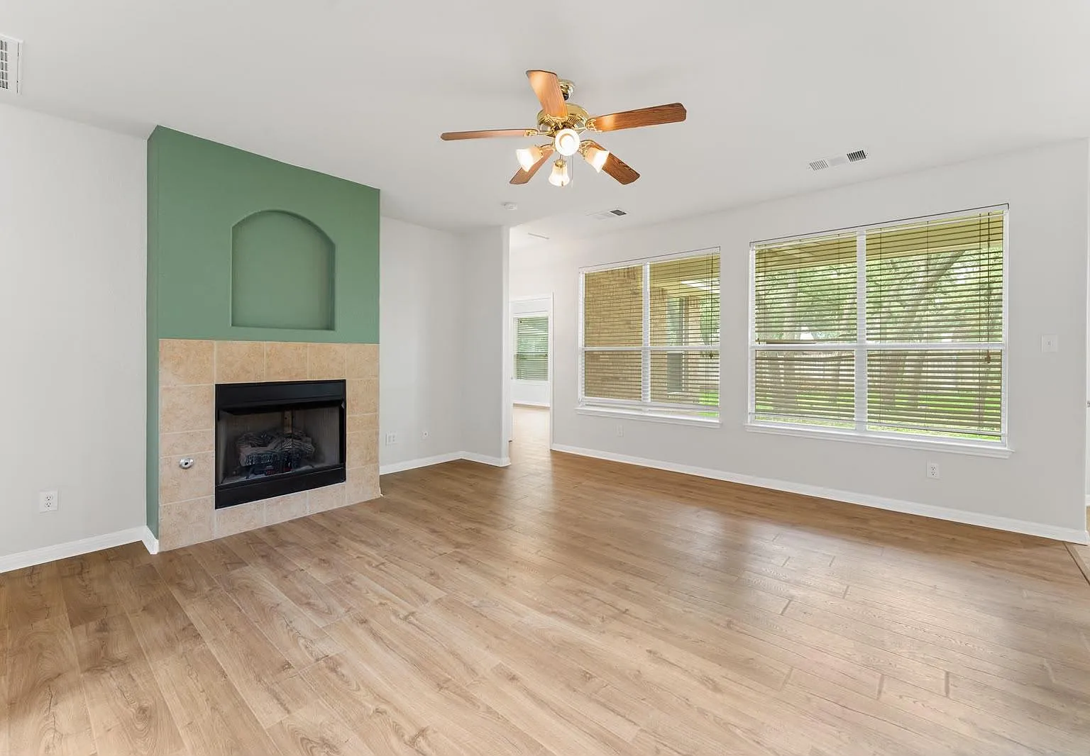 3 bed, 2.5 bath, 2592 sqft, $2,495 — Photo 4