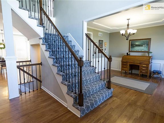 4th image of 405 NE Emerald Dr
