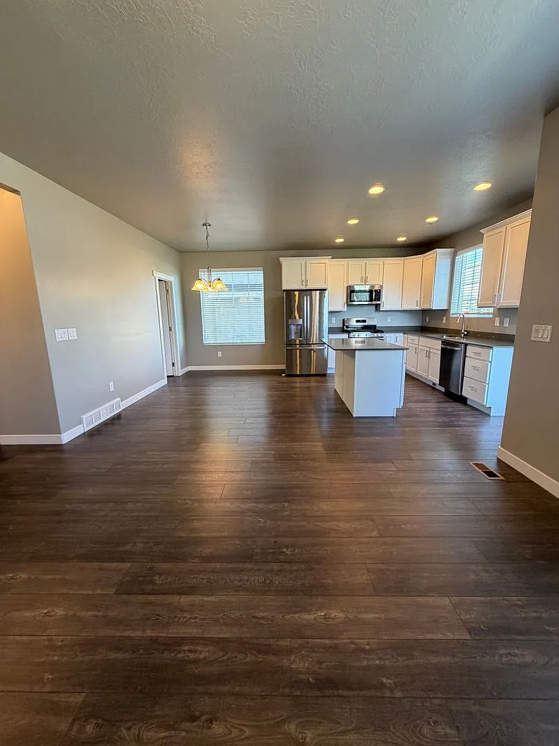 Great Lehi 4 Bedroom Home For Rent! — Photo 2