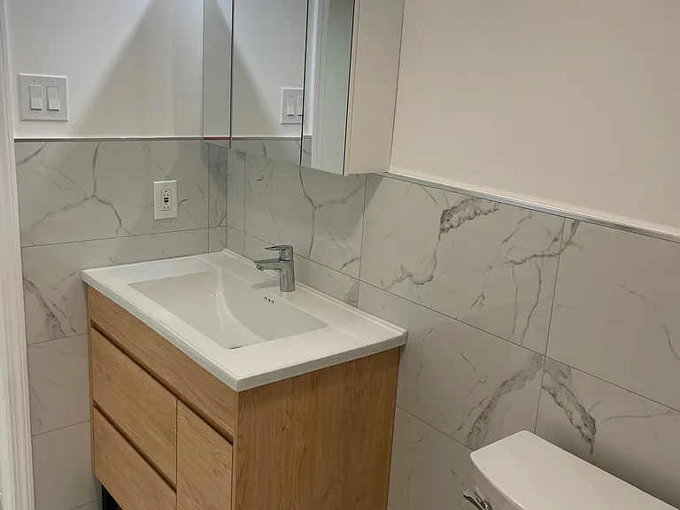Lower level full bath