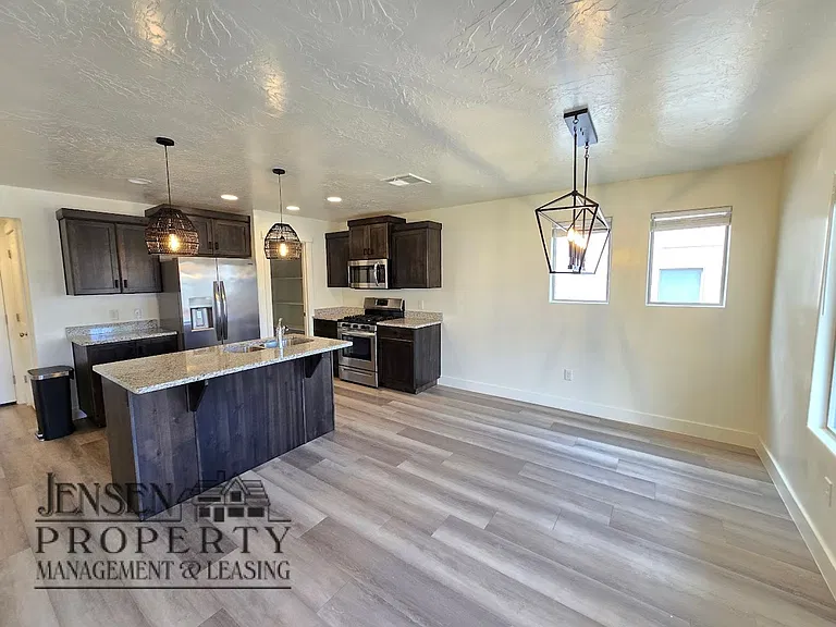 3187 E Halo Ln — Photo 2
